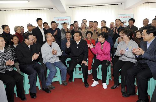 中共中央政治局常委、國(guó)務(wù)院副總理李克強(qiáng)近日在吉林考察。這是4月8日,李克強(qiáng)在吉林市考察已經(jīng)實(shí)現(xiàn)改造回遷的象園新村小區(qū),同居民群眾座談。新華社記者 謝環(huán)馳 攝
