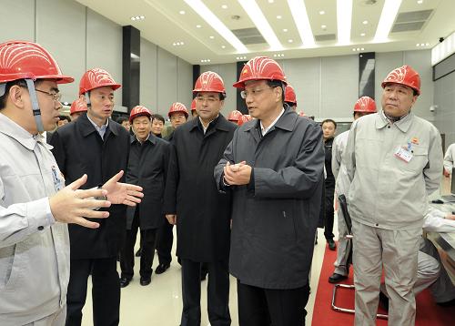 這是4月8日,李克強(qiáng)在中石油吉林石化煉油廠中控室詳細(xì)了解生產(chǎn)一線運(yùn)行情況。新華社記者 謝環(huán)馳 攝