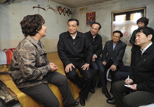 這是4月8日,李克強(qiáng)來(lái)到吉林市昌邑區(qū)霧凇路棚戶區(qū)居民李秀清家中看望。新華社記者 謝環(huán)馳 攝