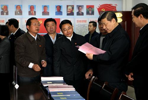 近日,中共中央政治局常委、中央書記處書記、國家副主席習近平在安徽調(diào)研。這是4月8日,習近平在阜陽市潁州區(qū)西湖景區(qū)街道白行村農(nóng)家書屋了解該村發(fā)展經(jīng)濟、服務群眾、推進新農(nóng)村建設的情況。新華社記者 蘭紅光 攝