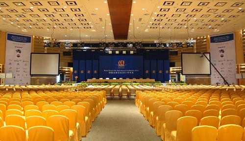 博鰲亞洲論壇主會場(4月12日攝)。 記者從博鰲亞洲論壇秘書處了解到,博鰲亞洲論壇2011年年會各項工作已經(jīng)準(zhǔn)備就緒,目前已有來自40多個國家和地區(qū)的近1400位人士確認(rèn)與會,另有大約800名中外記者將在現(xiàn)場對論壇年會進(jìn)行報道。在已經(jīng)確認(rèn)與會的人員中,來自政界的人士約300名,企業(yè)界人士約1100名。 新華社記者侯建森攝