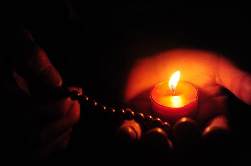點亮蠟燭為玉樹祈福 4月14日,玉樹高中學(xué)生在為親人祈福。 當(dāng)日是玉樹地震一周年,本溪市實驗中學(xué)玉樹高中為學(xué)生購買千余只蠟燭,組織學(xué)生點亮蠟燭為玉樹地震中遇難的同胞祈福。 新華社發(fā)(姜冰攝)
