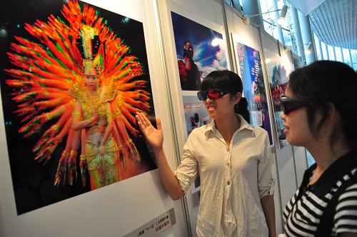4月15日,來自廣西大學(xué)的兩名女大學(xué)生在觀看《輝煌“十一五”》3D大型圖片。 當(dāng)日,由中共中央宣傳部和國(guó)家發(fā)展和改革委員會(huì)共同主辦,新華通訊社承辦的《輝煌“十一五”》大型圖片展在廣西科技館免費(fèi)展出。 新華社發(fā)(陸波岸攝)
