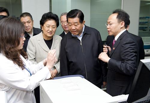 4月19日,中共中央政治局常委、全國(guó)政協(xié)主席賈慶林參觀生物芯片北京國(guó)家工程研究中心暨博奧生物有限公司。這是賈慶林參觀公司生產(chǎn)車間。新華社記者 黃敬文 攝