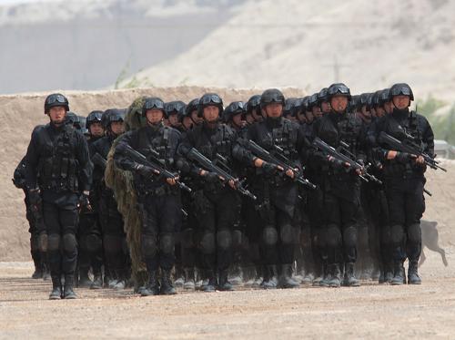 5月6日,參加演習的特警突擊隊隊員完成任務后集結(jié)。新華社記者 袁滿 攝
