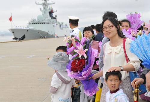 5月9日,護(hù)航官兵親屬在碼頭上迎接親人歸來。新華社記者 范軍威 攝