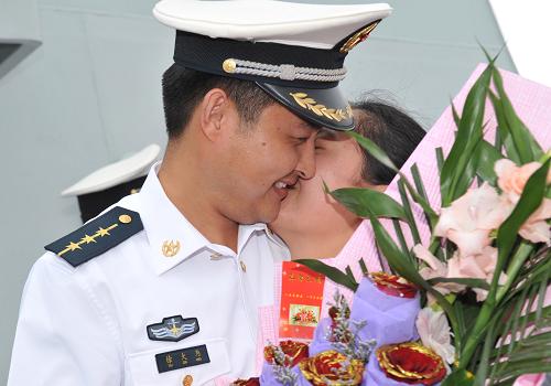 5月9日,徐大為(左)與護(hù)航歸來的妻子李麗深情擁抱。新華社記者 范軍威 攝