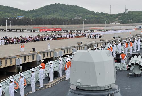 5月9日,“舟山”艦緩緩駛?cè)胫凵侥耻姼?。新華社記者 范軍威 攝