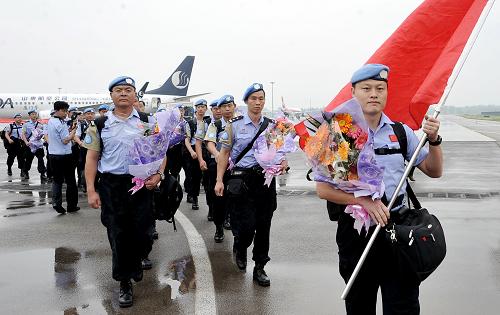 5月20日,圓滿完成維和任務(wù)的維和警員抵達濟南。當(dāng)日,我國第十五支赴東帝汶維和警隊的24名隊員圓滿完成為期一年的聯(lián)合國維和任務(wù)后,乘坐包機抵達濟南遙墻機場,全體隊員均被授予聯(lián)合國和平勛章。這支警隊由山東省公安機關(guān)組建,于去年5月奔赴東帝汶執(zhí)行聯(lián)合國維和任務(wù)。新華社發(fā)(陳進 攝)