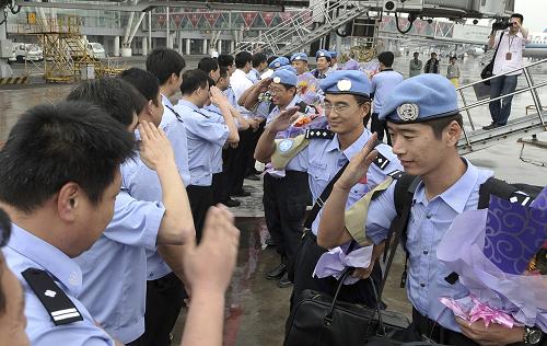 5月20日,濟南遙墻機場,來自山東省公安廳的民警為返回祖國的維和警員“接風(fēng)”。當(dāng)日,我國第十五支赴東帝汶維和警隊的24名隊員圓滿完成為期一年的聯(lián)合國維和任務(wù)后,乘坐包機抵達濟南遙墻機場,全體隊員均被授予聯(lián)合國和平勛章。這支警隊由山東省公安機關(guān)組建,于去年5月奔赴東帝汶執(zhí)行聯(lián)合國維和任務(wù)。新華社發(fā)(陳進 攝)