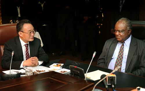 5月21日,正在納米比亞進(jìn)行正式友好訪問(wèn)的全國(guó)人大常委會(huì)委員長(zhǎng)吳邦國(guó)在溫得和克會(huì)見納米比亞總統(tǒng)波漢巴。 新華社記者劉建生攝
