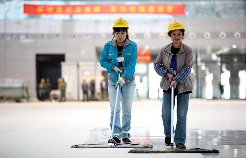 5月22日,工人在京滬高鐵南京南站保潔。新華社發(fā)(王新 攝)