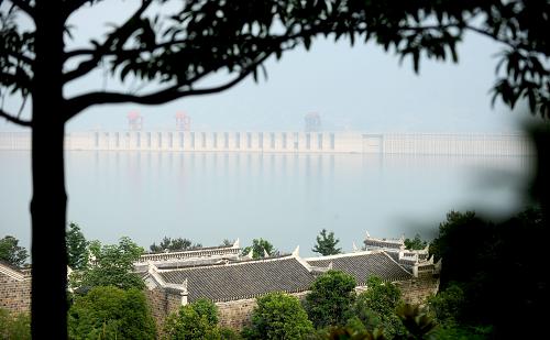5月28日在三峽大壩上游鳳凰山拍攝的夕陽(yáng)掩映下的三峽大壩。按照國(guó)家防總要求,三峽水庫(kù)在6月10日前按日均1.1萬立方米每秒左右進(jìn)行控泄。今年以來,三峽水庫(kù)累計(jì)向中下游補(bǔ)水180.87億立方米,其中5月初以來向下游補(bǔ)水27.64億立方米,使長(zhǎng)江中下游干流河道水位最大回升1.39至2.72米。5月27日8時(shí),三峽水庫(kù)水位151.99米,相應(yīng)蓄水量208.49億立方米,日均入庫(kù)流量9030立方米每秒、出庫(kù)流量11600立方米每秒。長(zhǎng)江干流漢口站水位17.00米,洞庭湖城陵磯站水位23.71米,鄱陽(yáng)湖湖口站水位10.52米,分別較近期最低水位回升了2.20米、2.39米和2.14米。 新華社記者 李曉果 攝