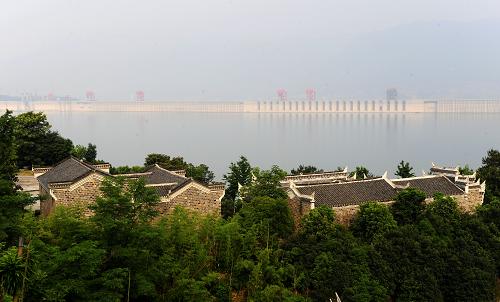5月28日在三峽大壩上游鳳凰山拍攝的夕陽(yáng)掩映下的三峽大壩。按照國(guó)家防總要求,三峽水庫(kù)在6月10日前按日均1.1萬立方米每秒左右進(jìn)行控泄。今年以來,三峽水庫(kù)累計(jì)向中下游補(bǔ)水180.87億立方米,其中5月初以來向下游補(bǔ)水27.64億立方米,使長(zhǎng)江中下游干流河道水位最大回升1.39至2.72米。5月27日8時(shí),三峽水庫(kù)水位151.99米,相應(yīng)蓄水量208.49億立方米,日均入庫(kù)流量9030立方米每秒、出庫(kù)流量11600立方米每秒。長(zhǎng)江干流漢口站水位17.00米,洞庭湖城陵磯站水位23.71米,鄱陽(yáng)湖湖口站水位10.52米,分別較近期最低水位回升了2.20米、2.39米和2.14米。 新華社記者 郝同前 攝