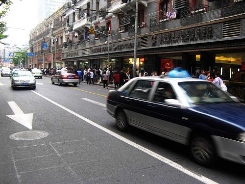 5月28日,出租車行駛在上海南京東路。日前,上海市發(fā)改委發(fā)布公告稱,上海將于6月13日召開調(diào)整本市出租汽車運(yùn)價(jià)和完善運(yùn)價(jià)油價(jià)聯(lián)動(dòng)機(jī)制聽證會(huì),屆時(shí)上海出租車調(diào)價(jià)將正式進(jìn)入聽證程序。在完善出租汽車運(yùn)價(jià)油價(jià)聯(lián)動(dòng)機(jī)制方面,上海擬以現(xiàn)行運(yùn)價(jià)標(biāo)準(zhǔn)為基礎(chǔ),單獨(dú)設(shè)立“燃油附加費(fèi)”,與運(yùn)價(jià)分離。新華社發(fā)(嚴(yán)大明 攝)