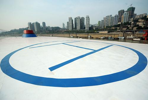 “長(zhǎng)江黃金1號(hào)”可供直升機(jī)起降(5月28日攝)。新華社記者 周衡義 攝