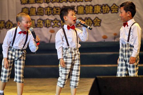 5月31日,秦皇島市金色陽(yáng)光幼兒園的孩子在表演群口相聲。當(dāng)日,河北秦皇島第二屆兒童健康藝術(shù)節(jié)舉辦。來(lái)自全市各個(gè)小學(xué)、幼兒園的兒童代表歡聚一堂,觀賞、表演文藝節(jié)目,共慶六一”國(guó)際兒童節(jié)。新華社記者 楊世堯攝