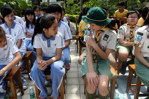 5月31日,來(lái)自香港沙頭角中心小學(xué)的學(xué)生與深圳東和小學(xué)的學(xué)生在一起交流。當(dāng)日,來(lái)自香港的近50名小學(xué)生參觀廣東邊防六支隊(duì)十三中隊(duì)的營(yíng)務(wù)并觀看表演,與戰(zhàn)士和當(dāng)?shù)匦W(xué)生一起交流。該中隊(duì)聯(lián)合中英街歷史博物館、香港國(guó)民教育中心成立國(guó)情教育基地,每年都會(huì)開(kāi)展多次交流活動(dòng),曾被國(guó)務(wù)院、中央軍委授予“沙頭角模范中隊(duì)”稱號(hào)。新華社記者 金立旺 攝