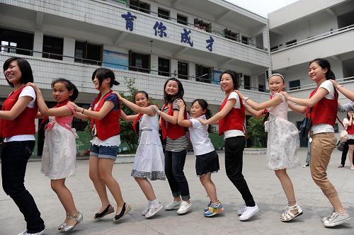 5月31日,大學(xué)生志愿者與孩子們一起跳集體舞。當(dāng)日,浙江工業(yè)大學(xué)藥學(xué)院的20多名大學(xué)生志愿者來(lái)到杭州天成教育集團(tuán)黎明校區(qū),與這里400多名來(lái)自外地的孩子們開(kāi)展了一場(chǎng)名為“大手拉小手,喜迎六一節(jié)”的主題活動(dòng),共同迎接即將到來(lái)的“六一”國(guó)際兒童節(jié)。在這所專門接受外來(lái)務(wù)工子女的學(xué)校,大學(xué)生志愿者們?yōu)楹⒆觽冮_(kāi)展了豐富多樣的游園活動(dòng)、知識(shí)問(wèn)答、文藝演出等,讓孩子們?cè)诤贾菀材苓^(guò)一個(gè)快樂(lè)、充實(shí)的“六一”國(guó)際兒童節(jié)。新華社記者 徐昱 攝