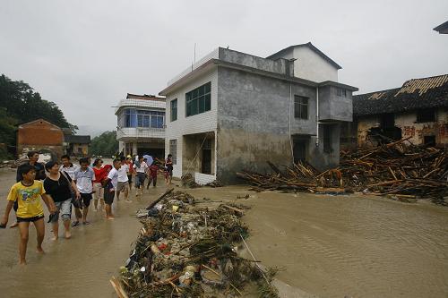 6月11日,在湖南岳陽臨湘市詹橋鎮(zhèn)云山村,當?shù)匾恍┐迕駨哪嗍鳛膮^(qū)撤出。新華社發(fā)