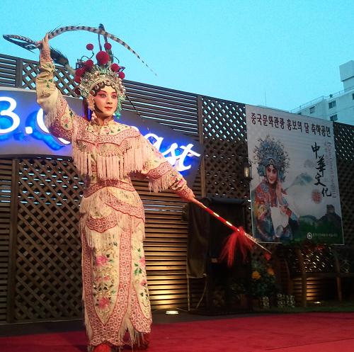 6月18日,一名中國(guó)京劇演員在韓國(guó)首爾舉行的“中國(guó)文化旅游宣傳月”活動(dòng)中表演。新華社記者 姬新龍 攝