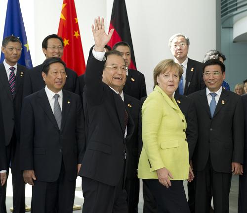 6月28日,中國國務院總理溫家寶同德國總理默克爾在柏林共同主持首輪中德政府磋商。這是溫家寶同默克爾與雙方出席會議官員集體合影。新華社記者 黃敬文 攝