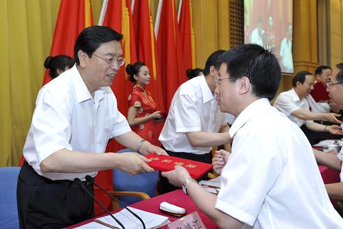 6月29日,中共中央政治局委員、國務(wù)院副總理張德江在北京出席中央企業(yè)先進(jìn)基層黨組織和優(yōu)秀共產(chǎn)黨員、優(yōu)秀黨務(wù)工作者表彰大會并頒獎。新華社記者 王曄 攝