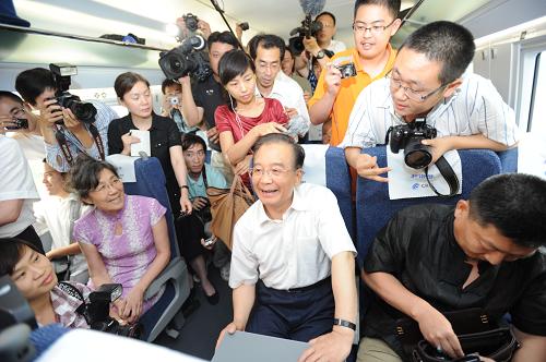 6月30日,京滬高速鐵路全線建成通車,國務(wù)院總理溫家寶出席通車運(yùn)營儀式并乘首發(fā)列車考察運(yùn)營情況。新華社記者 李學(xué)仁 攝