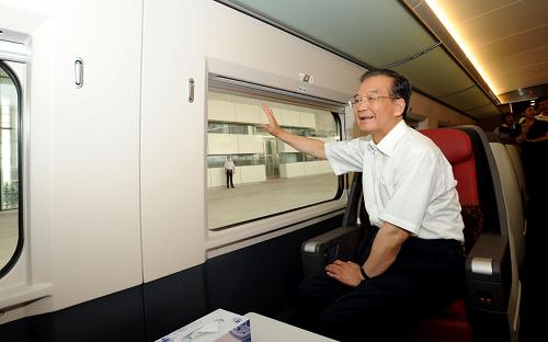 6月30日,京滬高速鐵路全線建成通車,國務(wù)院總理溫家寶出席通車運(yùn)營儀式并乘首發(fā)列車考察運(yùn)營情況。新華社記者 李學(xué)仁 攝