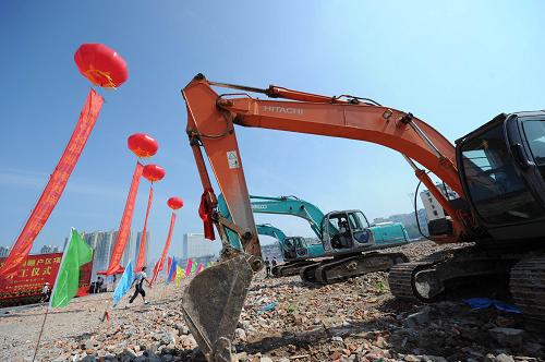 7月2日,開工儀式現(xiàn)場,幾臺(tái)挖掘機(jī)在準(zhǔn)備開工。新華社記者 李健 攝