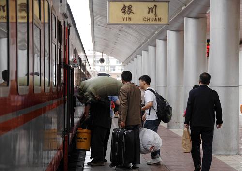 7月2日,旅客在寧夏銀川火車站上車。新華社記者 彭昭之 攝