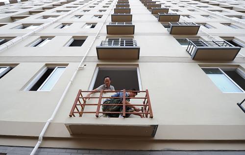 7月12日,兩名工人在合肥保障性住房項目——永和家園(二期)進行掃尾工程施工。記者當日從安徽省住房和城鄉(xiāng)建設廳獲悉,今年以來,在強化土地供應和資金投入的“雙重保障”下,安徽省保障性安居工程建設取得階段性成果。2011年1-6月,全省共開工各類保障性住房和實施棚戶區(qū)改造29.7萬套(戶),完成國家與省政府簽訂目標任務數(shù)的77.9%,超額完成原定6月底開工率60%的目標。新華社記者 李健 攝