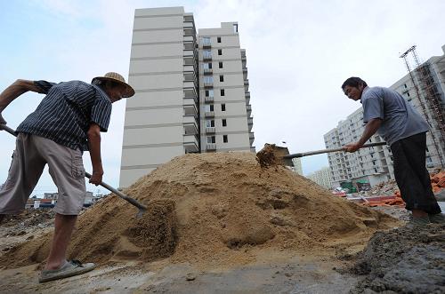 7月12日,兩名工人在合肥保障性住房項目——永和家園(二期)進行掃尾工程施工。新華社記者 李健 攝