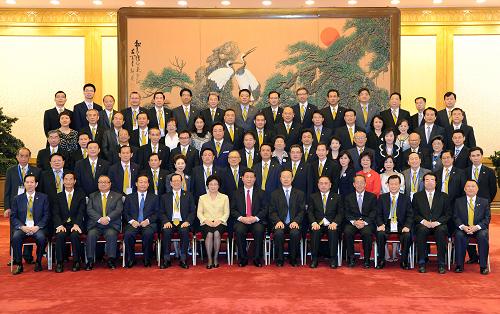 7月13日,中共中央政治局常委、國(guó)家副主席習(xí)近平在北京人民大會(huì)堂親切會(huì)見(jiàn)香港僑界社團(tuán)聯(lián)會(huì)訪京團(tuán)全體成員。新華社記者 劉建生 攝
