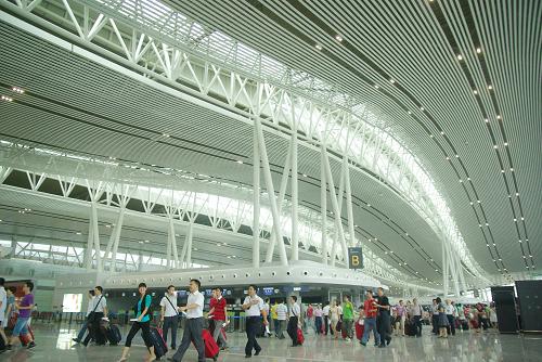 7月14日,參加模擬航班的“旅客”在長沙黃花國際機場T2航站樓內(nèi)。長沙黃花國際機場T2航站樓于2011年6月9日通過竣工驗收,將于7月19日正式投入使用。當日,機場工作人員組織了模擬航班演練,全方位體驗新航站樓。新航站樓總建筑面積達21.2萬平方米,相當于老航站樓的6倍,通航后可與老航站區(qū)同時使用。新華社發(fā)(白禹 攝)