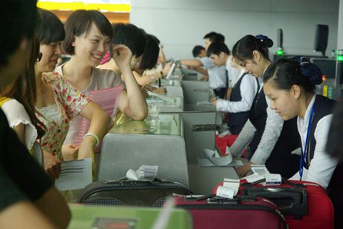 7月14日,參加模擬航班的“旅客”在長沙黃花國際機場T2航站樓內(nèi)演練。新華社發(fā)(白禹 攝)