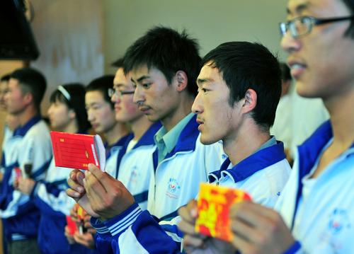 8月16日,甘肅會(huì)寧一中的學(xué)生領(lǐng)取資助金。新華社記者 高健鈞 攝