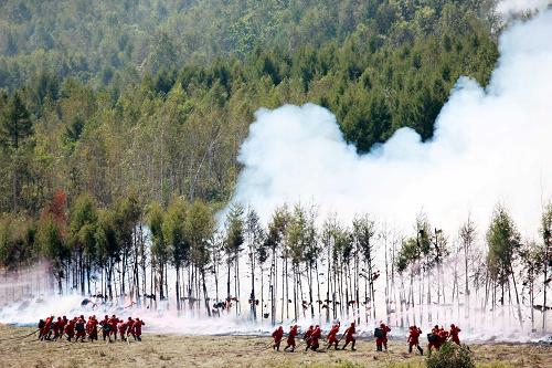 8月23日,武警森林部隊正在利用遠程輸水管線執(zhí)行演習滅火任務(wù)。新華社發(fā)(周琳 攝)