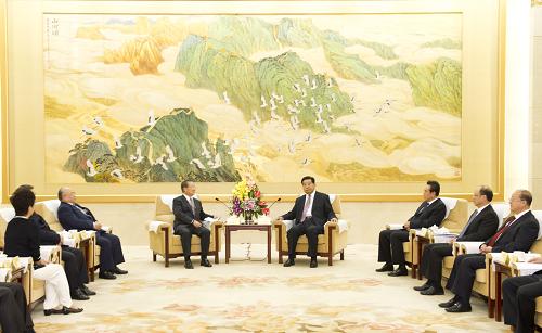 8月25日,中共中央政治局常委、全國政協(xié)主席賈慶林在北京全國政協(xié)禮堂會見饒穎奇率領(lǐng)的臺灣民意代表交流參訪團(tuán)。 新華社記者 黃敬文 攝