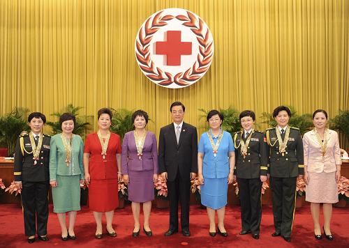 8月26日,第43屆南丁格爾獎?wù)骂C獎大會在人民大會堂舉行,黨和國家領(lǐng)導(dǎo)人胡錦濤、李克強(qiáng)等出席大會。這是胡錦濤在大會上為第43屆南丁格爾獎?wù)?名中國獲獎?wù)哳C獎。新華社記者 劉建生 攝
