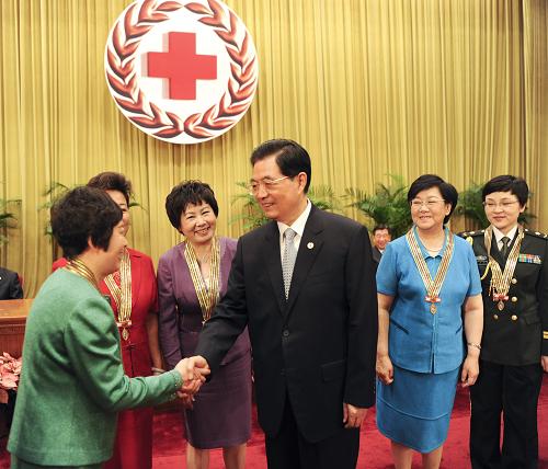 8月26日,第43屆南丁格爾獎?wù)骂C獎大會在人民大會堂舉行,黨和國家領(lǐng)導(dǎo)人胡錦濤、李克強(qiáng)等出席大會。這是胡錦濤在大會上為第43屆南丁格爾獎?wù)?名中國獲獎?wù)哳C獎。新華社記者 劉建生 攝