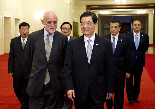 8月26日,第43屆南丁格爾獎?wù)骂C獎大會在人民大會堂舉行,黨和國家領(lǐng)導(dǎo)人胡錦濤、李克強(qiáng)等出席大會。這是胡錦濤等與紅十字國際委員會主席克倫貝格爾共同步入會場。 新華社記者黃敬文攝