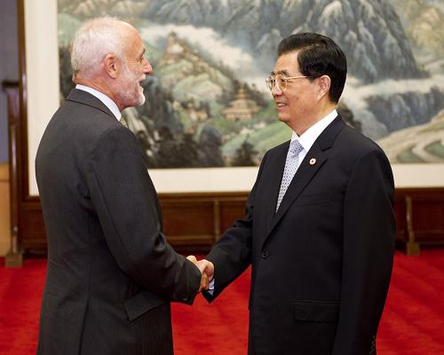 8月26日,第43屆南丁格爾獎?wù)骂C獎大會在人民大會堂舉行,黨和國家領(lǐng)導(dǎo)人胡錦濤、李克強(qiáng)等出席大會。這是胡錦濤在頒獎大會前會見紅十字國際委員會主席克倫貝格爾。新華社記者 黃敬文 攝