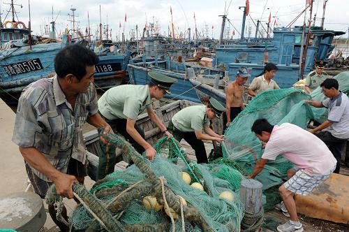 黃渤海伏季休漁期即將結(jié)束 8月28日,營海邊防派出所民警在轄區(qū)漁港碼頭幫助漁民將封存的網(wǎng)具搬上漁船。 9月1日12時,為期3個月的黃渤海伏季休漁期將結(jié)束。連日來,青島近9千艘漁船也開始忙碌起來,為出海作業(yè)做準(zhǔn)備。青島邊防支隊干警來到各轄區(qū)漁港碼頭幫助漁民搬運網(wǎng)具、魚筐等出海物資,宣傳講解出海作業(yè)相關(guān)法律法規(guī)及安全注意事項,確保漁船出海作業(yè)安全有序。另據(jù)青島海洋漁業(yè)部門介紹,從今年巡查情況看,島城休漁期違規(guī)出海的漁船比往年有所減少,休漁期間各種海洋生物得以較好的休養(yǎng)生息。 新華社記者李紫恒攝
