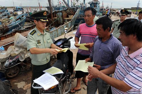 8月28日,營海邊防派出所民警在轄區(qū)漁港碼頭為漁民講解出海作業(yè)相關(guān)法律法規(guī)及安全事項。 9月1日12時,為期3個月的黃渤海伏季休漁期將結(jié)束。連日來,青島近9千艘漁船也開始忙碌起來,為出海作業(yè)做準(zhǔn)備。青島邊防支隊干警來到各轄區(qū)漁港碼頭幫助漁民搬運網(wǎng)具、魚筐等出海物資,宣傳講解出海作業(yè)相關(guān)法律法規(guī)及安全注意事項,確保漁船出海作業(yè)安全有序。另據(jù)青島海洋漁業(yè)部門介紹,從今年巡查情況看,島城休漁期違規(guī)出海的漁船比往年有所減少,休漁期間各種海洋生物得以較好的休養(yǎng)生息。 新華社記者李紫恒攝