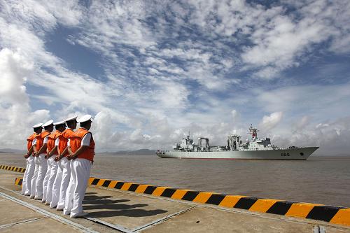 8月28日,中國海軍“千島湖”艦徐徐駛抵碼頭。 當(dāng)日,圓滿完成亞丁灣、索馬里海域護航任務(wù)并成功訪問卡塔爾、泰國的中國海軍第八批護航編隊凱旋而歸,返回浙江舟山。 第八批護航編隊于今年二月遠赴亞丁灣、索馬里海域執(zhí)行護航任務(wù),歷時6個多月,共完成46批507艘船舶伴隨護航任務(wù),接護被海盜釋放船舶1艘,解救被海盜追擊船舶7艘,救助外國船舶2艘,確保了被護船舶和編隊自身安全,圓滿完成護航任務(wù)。 新華社發(fā)(胡社友 攝)