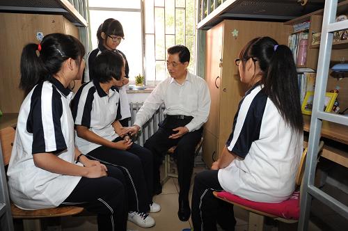 9月9日,在第二十七個(gè)教師節(jié)即將到來(lái)之際,胡錦濤總書記來(lái)到北京市第八十中學(xué),親切看望師生員工。這是胡錦濤在學(xué)生宿舍了解在該校就讀的西藏學(xué)生的學(xué)習(xí)和生活情況。 新華社記者饒愛民攝