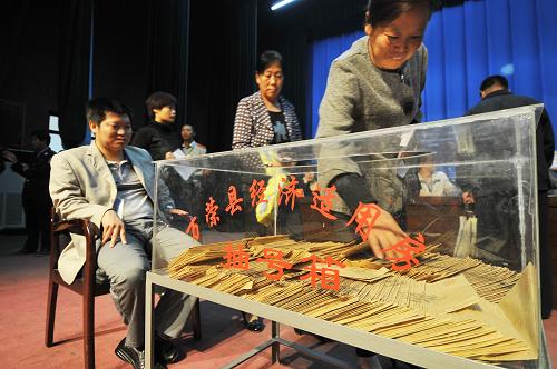 9月9日,在山西萬榮縣2011年首批324套經(jīng)濟(jì)適用住房公開抽號現(xiàn)場,市民進(jìn)行抽號。當(dāng)日,山西省運城市萬榮縣首批324套經(jīng)濟(jì)適用住房公開抽號配售。經(jīng)過申請、審核、公示等環(huán)節(jié),最終760戶符合經(jīng)濟(jì)適用房申購條件者進(jìn)入抽號、選房程序。新華社發(fā)(閆鑫 攝)