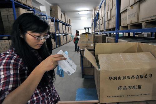 一名來自山東臨沂的醫(yī)院代表在核對配送的基本藥品(9月8日攝)。今年以來,山東省嚴(yán)格按照國務(wù)院的要求,開展基本藥物集中采購,通過集中采購、公開透明、量價掛鉤、單一貨源承諾等創(chuàng)新方式,走出以往“越招越貴”的怪圈,價格出現(xiàn)明顯下降。國家基本藥物競價產(chǎn)品和議價產(chǎn)品的中標(biāo)價格與國家發(fā)改委發(fā)布的零售指導(dǎo)價相比,整體下降54.33%,與國家發(fā)改委發(fā)布的基層平均采購價格相比,整體下降7.15%。新華社記者 朱崢 攝