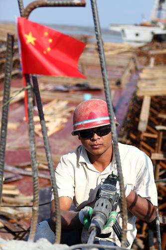 10月1日,大橋建設(shè)者在山東即??绾4髽蚬さ厣霞泳o施工。為了趕工期,許多建設(shè)者加班加點(diǎn)奮戰(zhàn)在即??绾4髽蚪ㄔO(shè)工地上,以辛勤的勞動(dòng)度過國慶假期第一天。新華社發(fā)(梁孝鵬 攝)